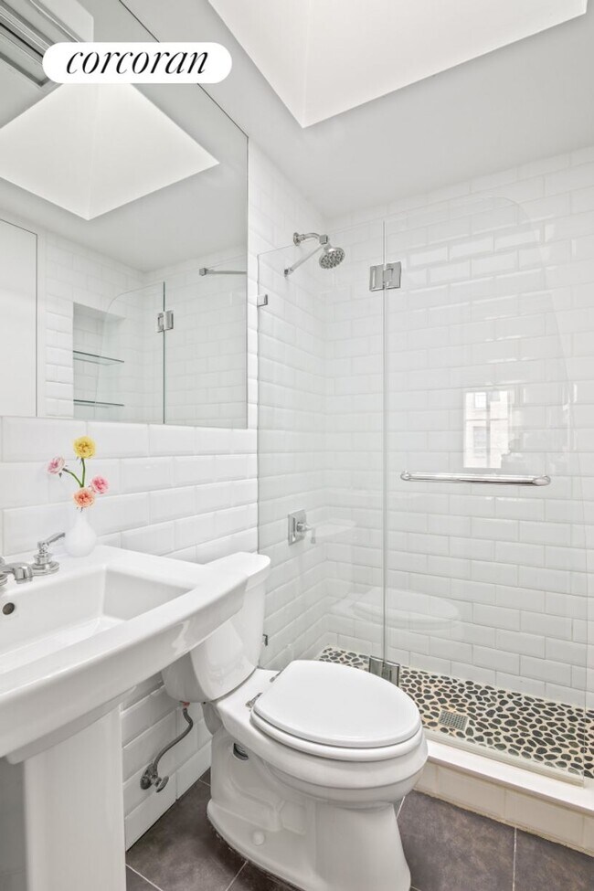 Foto del edificio - 62 W 11th St