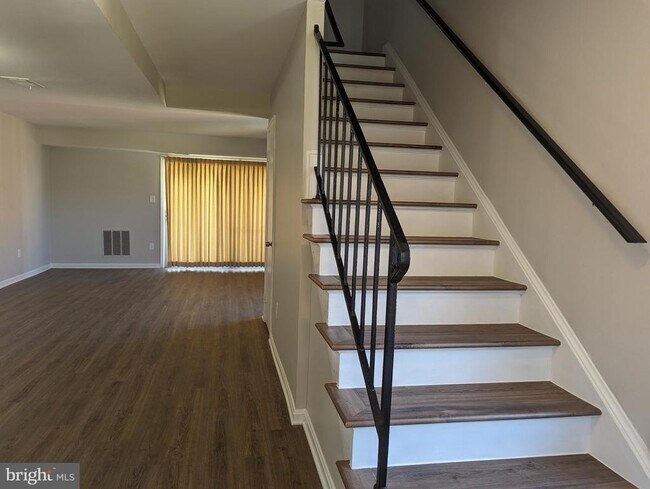 Foto del edificio - 8100 Lakecrest Dr