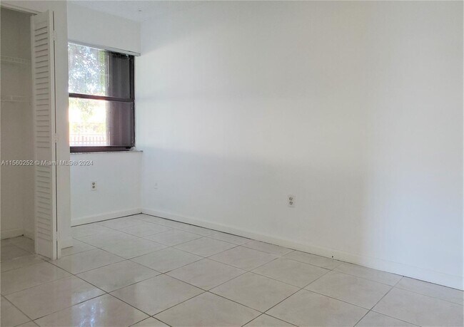 Building Photo - 10020 NW 9th St Circle 102, Miami, FL 33172