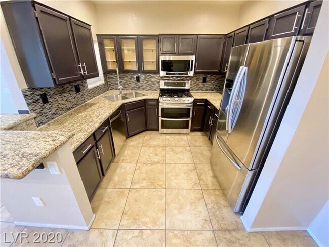 Building Photo - STUNNING 3 BEDROOM, 2 BATHROOM CONDO WITH ...