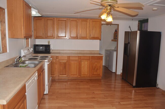 Building Photo - 3 Bedroom 2 Bath located in Lillington