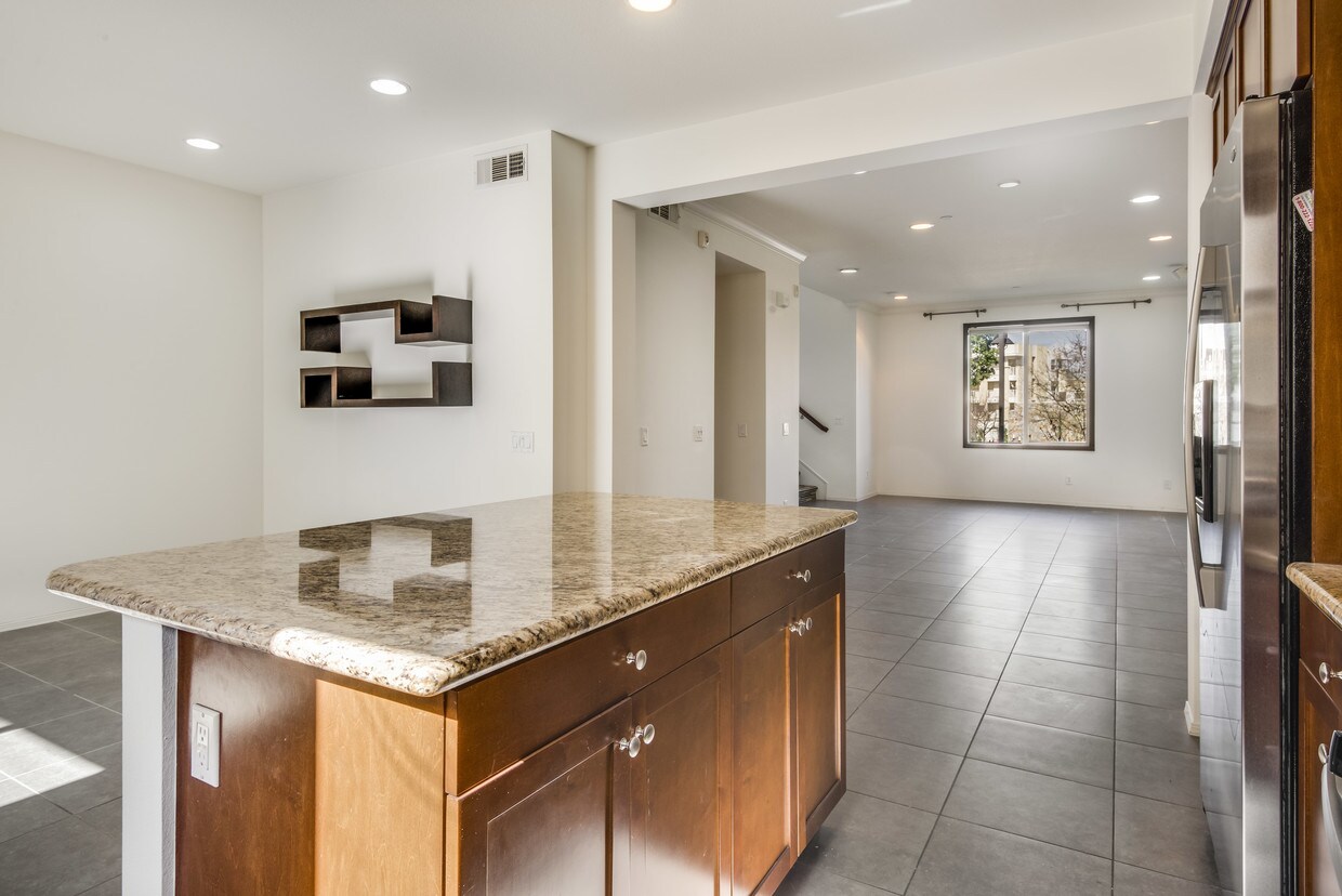 Foto principal - 5440 Pacific Terrace