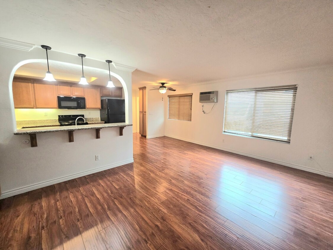 Foto principal - Gorgeous 2 bedroom, 1 bathroom condo in th...