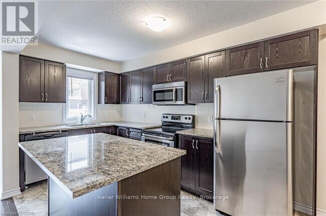 Building Photo - 166 Summit Ridge Dr