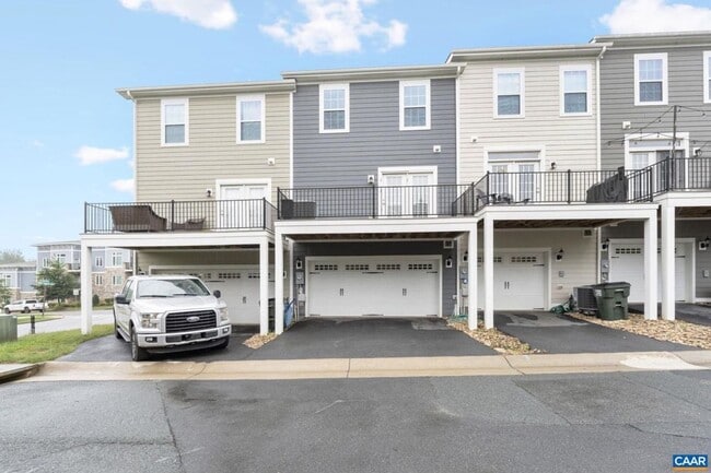 Foto del edificio - 4 Bedroom 3.5 Bathroom Townhouse with 2 Car Garage - Brownsville Elementary School District