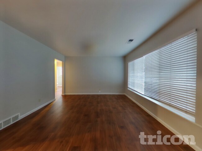 Foto del edificio - 2749 El Rey St