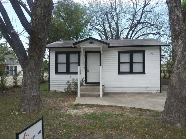 Building Photo - 1 Bedroom 1 Bath Duplex