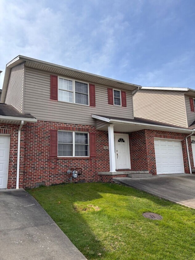 Primary Photo - 3 Bedroom Townhome located by Suncrest Tow...