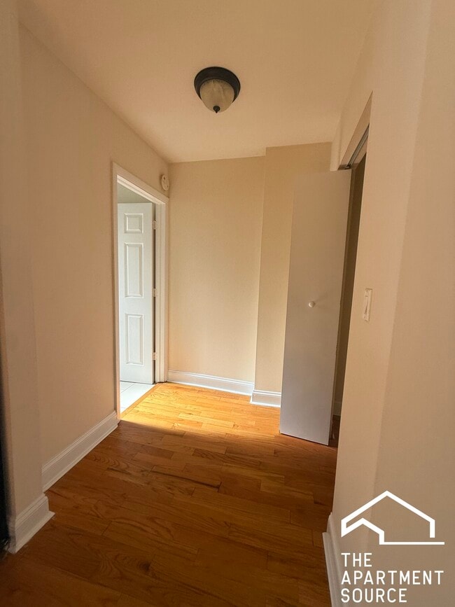 Building Photo - 4737 N Hermitage Ave