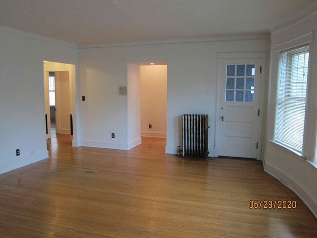 Building Photo - Available October 2025- Gorgeous, Sunny 1 ...