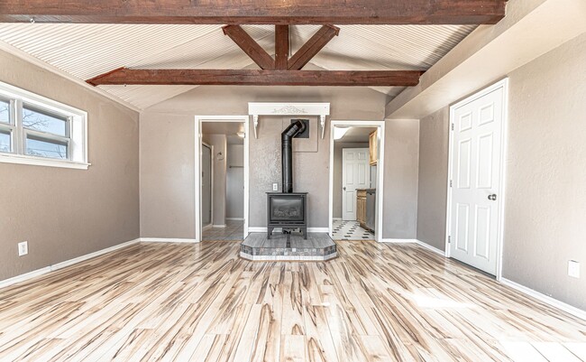 Building Photo - Cozy home awaiting you