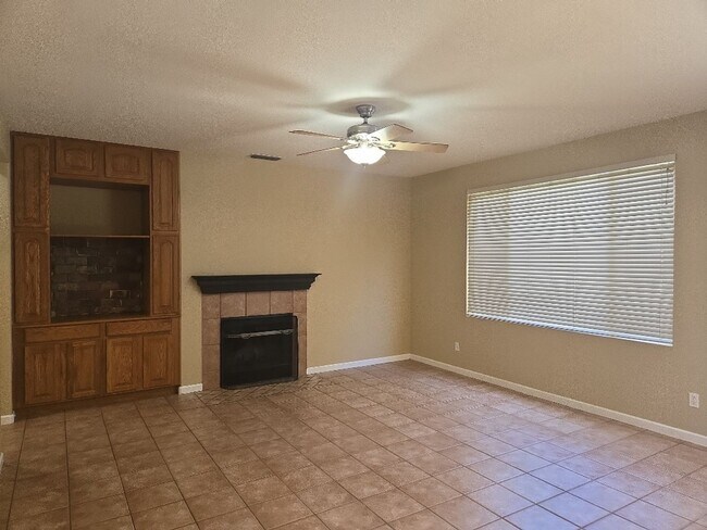 Building Photo - Spacious 4 Bedroom, 2.5 Bathroom Home clos...