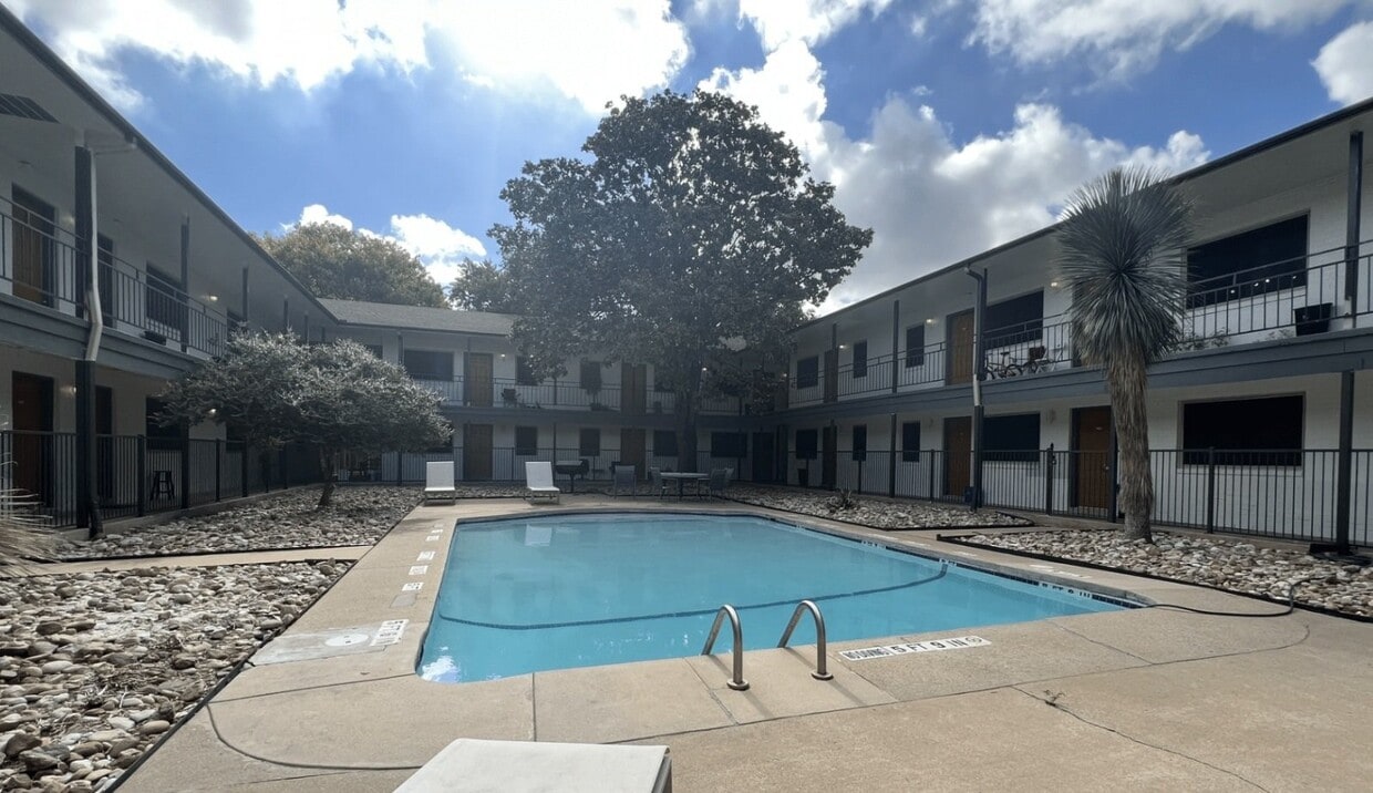 Primary Photo - 515 Shoal Creek Blvd