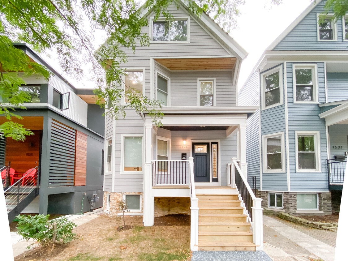 Primary Photo - 1529 W Victoria St