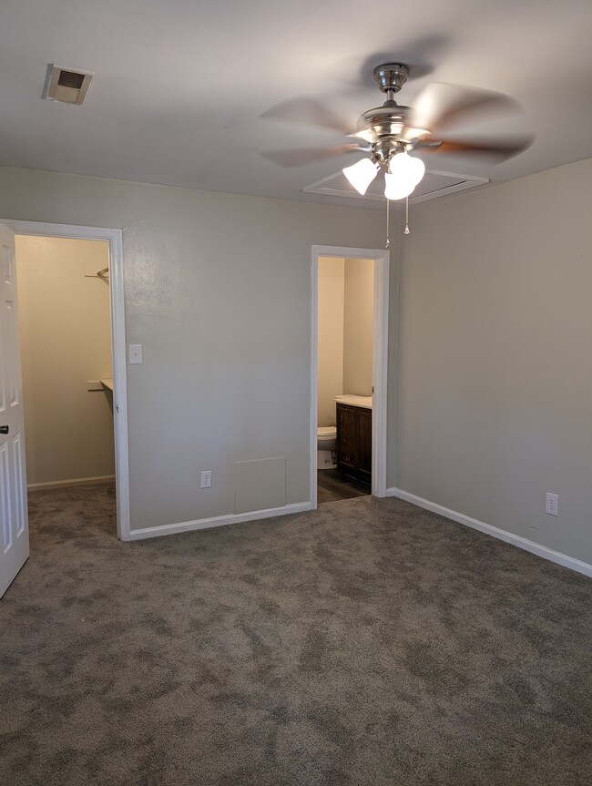 1st Bedroom with Full Bath and Closet - 715 S Rosemont Rd