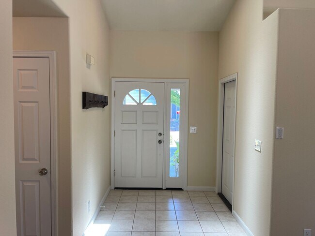 Foto del edificio - 143 Goldenwest Ct