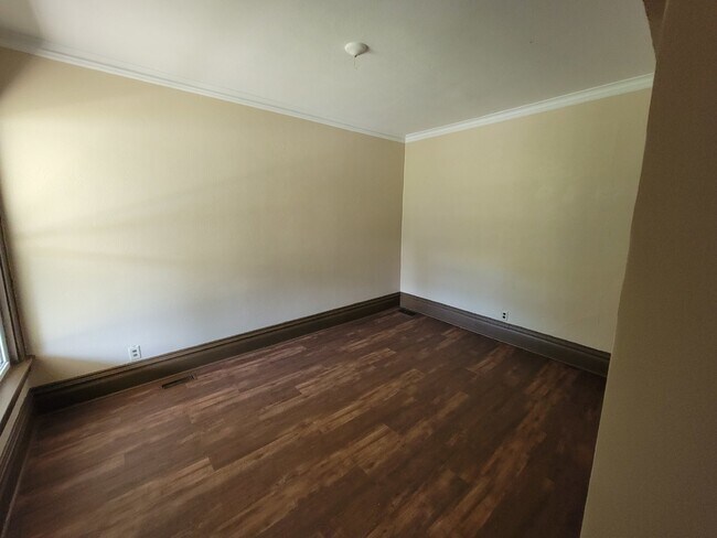 Foto del edificio - 1403 St Lawrence Ave. - Lower