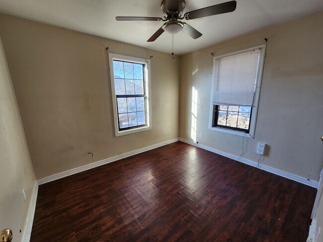 Building Photo - 2bedroom 1 bathroom water is paid by landlord