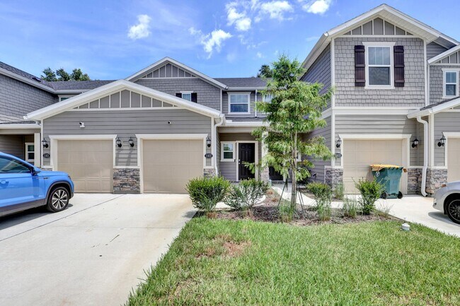 Building Photo - Like new 2 bedroom/ 2.5 bathroom townhome ...