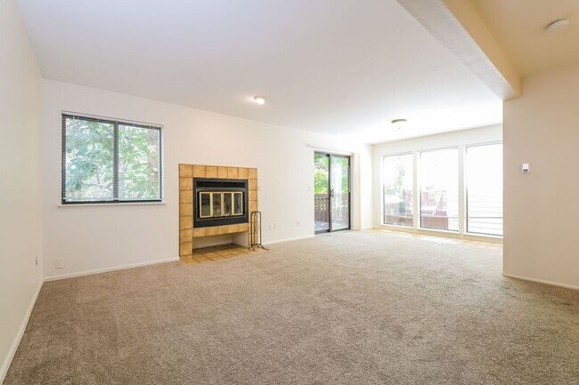 Building Photo - 72 Genesee Ct