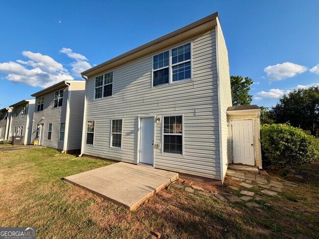 Foto del edificio - 15 Lakeside Cir