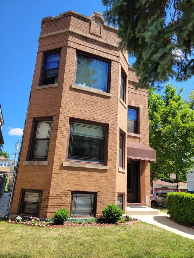 Primary Photo - 5700 W Leland Ave