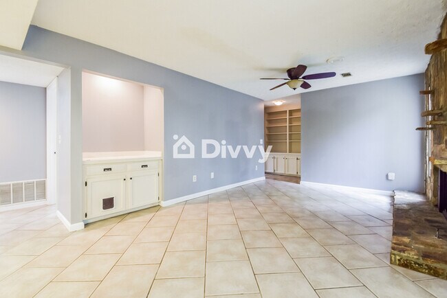 Building Photo - 6666 Windwood Cir