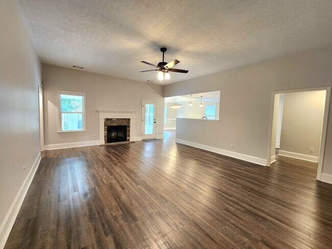Foto del edificio - 4 Bedroom Ranch in Willow Oak Village
