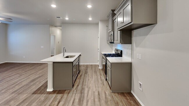 Foto del edificio - Luxury 3 Bedroom 2 Bathroom Townhome in Piedmont Schools- Neighborhood Park and Basketball Court