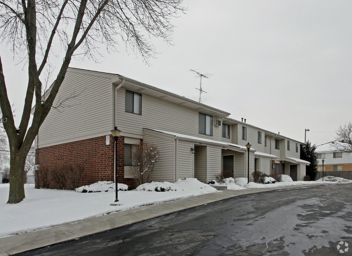 Building Photo - 4915-4925 47th Ave