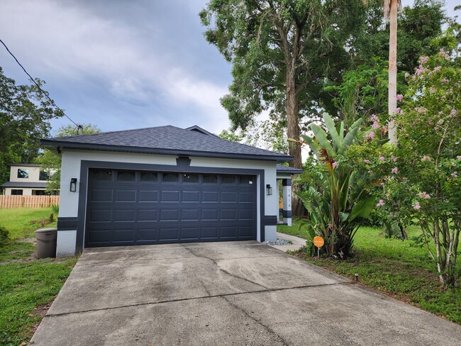 Double car garage - 1419 Russell Ave