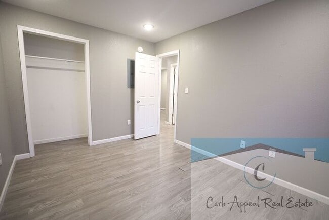 Building Photo - Recently renovated 2 bed, 1 bath apt - uti...