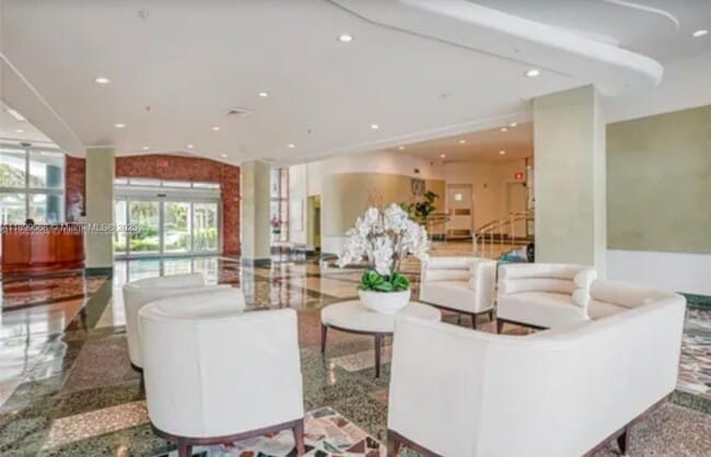 Foto del edificio - 4925 Collins Ave