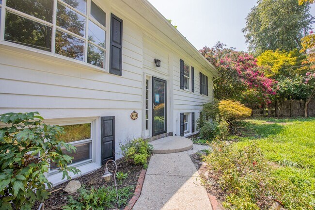 Foto del edificio - Gorgeous 4 BR/2 BA Single Family Home in U...
