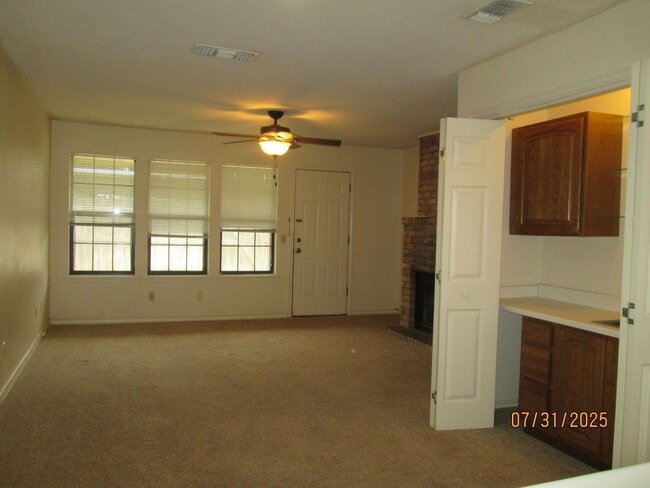 Building Photo - TOWNHOUSE - 2 bedrooms, 2 bathrooms