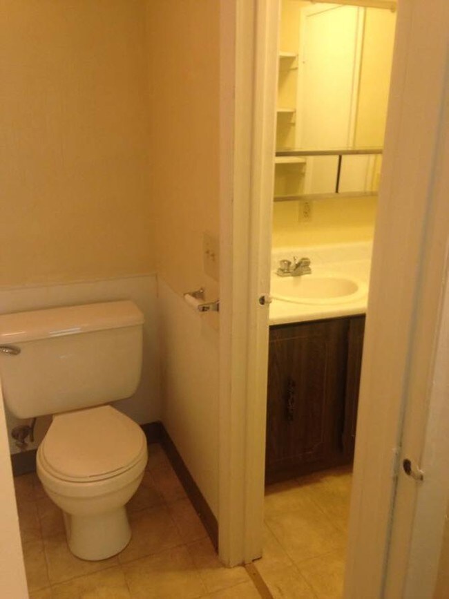 Foto del edificio - 406 Ivy Ridge Rd