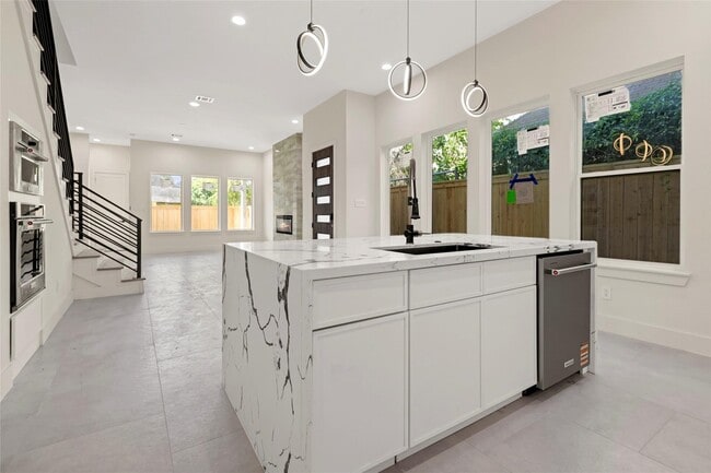 Building Photo - 5117 Schuler St