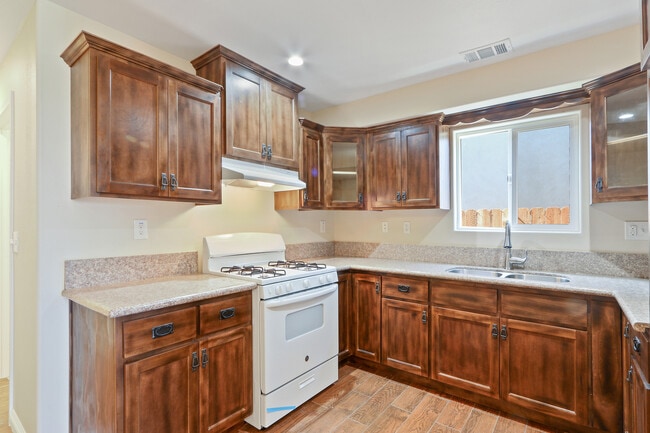 Building Photo - 827 N Brannick Ave