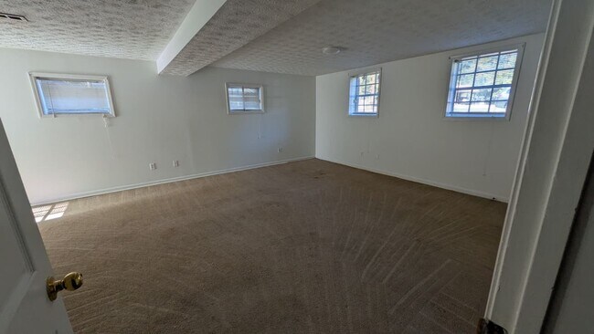 Foto del edificio - Charming 5 Bed/2 Bath home in Riverdale!
