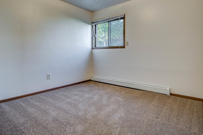 Building Photo - Cedarwood North
