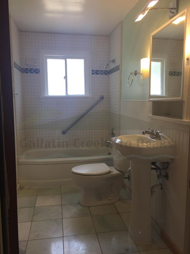 Building Photo - 2BD/1BA Rustic Home Near Campus
