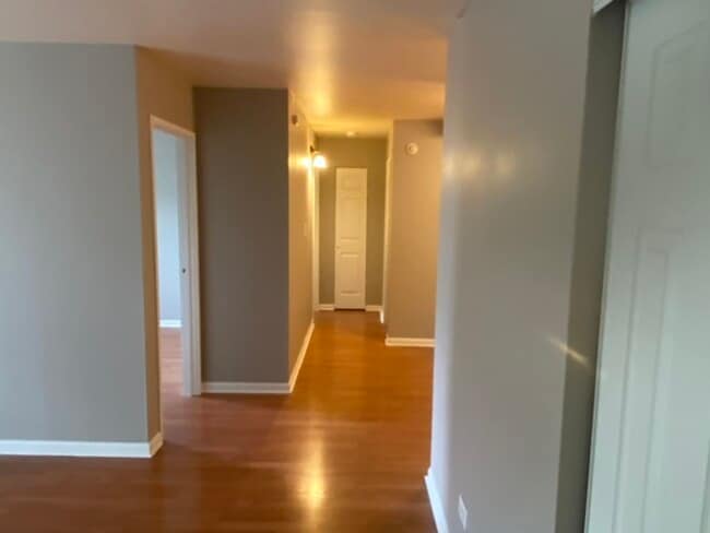 Building Photo - 238 Shorewood Dr