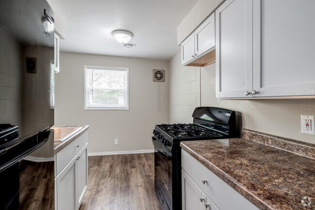 2BR, 1BA - 900SF - Kitchen - Premier Garden Apartments