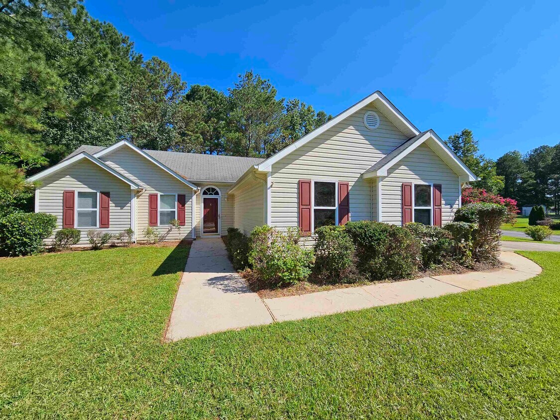 10 Laura Way, Senoia, GA 30276 House for Rent in Senoia, GA