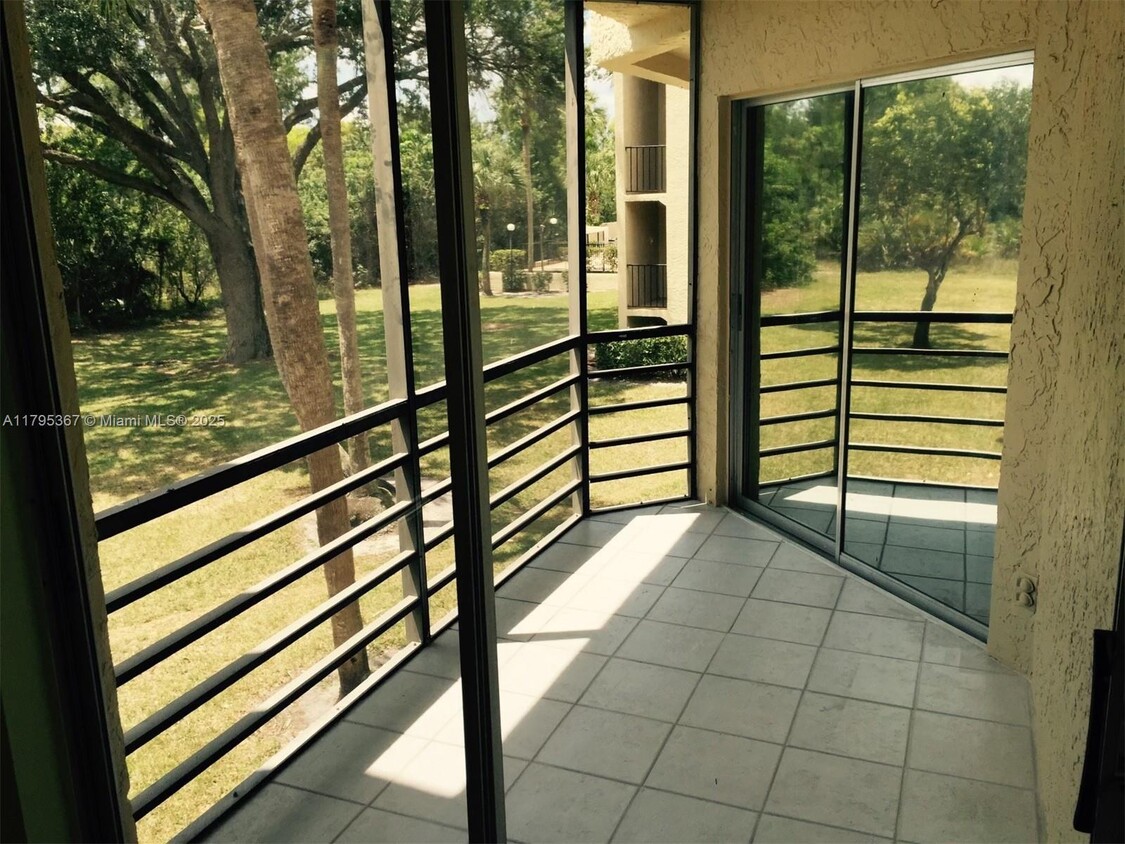 Foto principal - 3100 Riverside Dr
