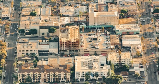 Building Photo - Thrive on 5th