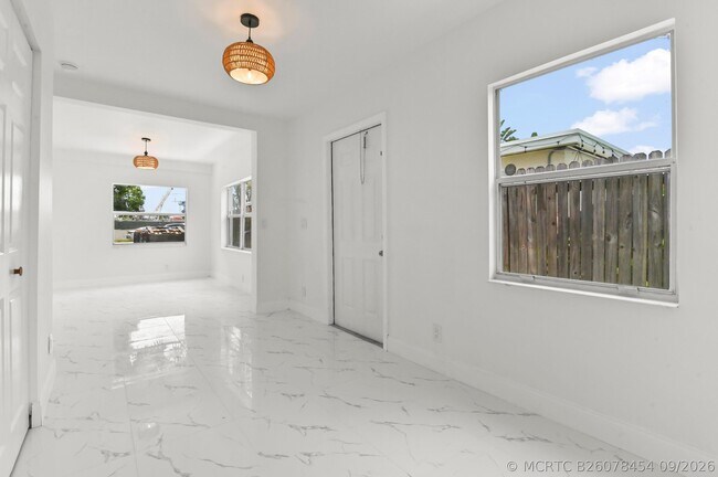 Building Photo - 515 Putnam Rd