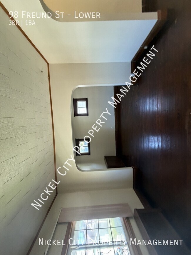 Building Photo - 98 Freund St