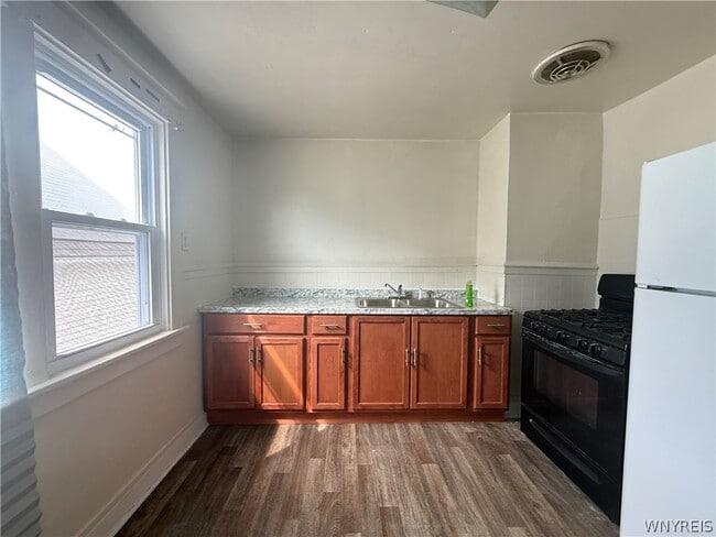 Building Photo - 216 Newburgh Ave