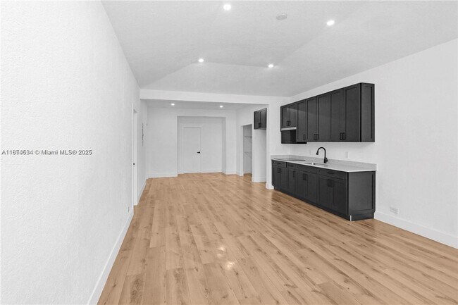 Foto del edificio - 7801 Byron Ave